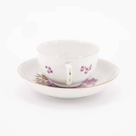Meissen. PORCELAIN CUP AND SAUCER WITH HUNTING SCENES IN PURPLE CAMAIEU - photo 2