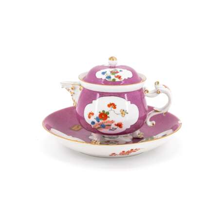 Meissen. PORCELAIN CREAM POT AND SAUCER WITH PURPLE FOND AND KAKIEMON DECOR - фото 1