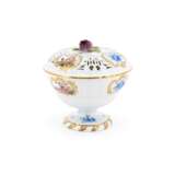 Meissen. SMALL PORCELAIN TERRINE WITH ROSE FINIAL AND BIRD CARTOUCHES - photo 1