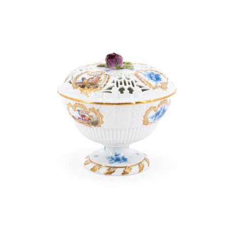 Meissen. SMALL PORCELAIN TERRINE WITH ROSE FINIAL AND BIRD CARTOUCHES - photo 1
