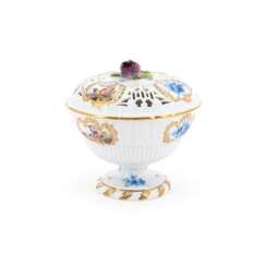 Meissen. SMALL PORCELAIN TERRINE WITH ROSE FINIAL AND BIRD CARTOUCHES