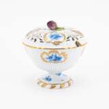 Meissen. SMALL PORCELAIN TERRINE WITH ROSE FINIAL AND BIRD CARTOUCHES - photo 2