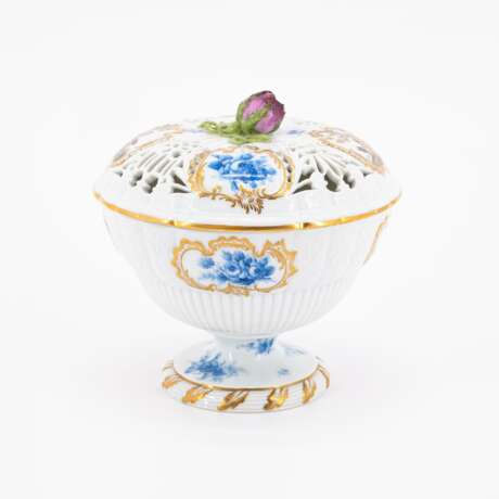 Meissen. SMALL PORCELAIN TERRINE WITH ROSE FINIAL AND BIRD CARTOUCHES - photo 4