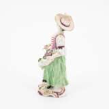 Höchst. PORCELAIN LADY WITH STRAW HAT AND FLORAL APRON - photo 2