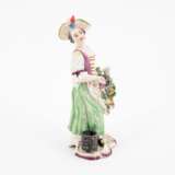 Höchst. PORCELAIN LADY WITH STRAW HAT AND FLORAL APRON - photo 4