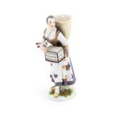 Meissen. LARGE PORCELAIN FIGURINE OF THE 'TAUBENVERKÄUFERIN' FROM THE CRIS DE PARIS - photo 1