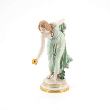 Meissen. PORCELAIN FIGURE OF THE BALL PLAYER - photo 1