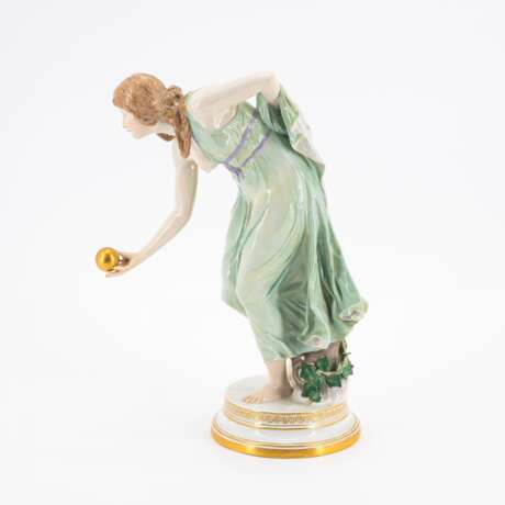 Meissen. PORCELAIN FIGURE OF THE BALL PLAYER - photo 2