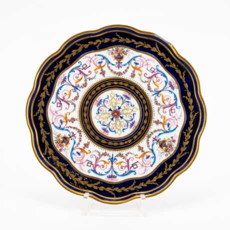 France. PORCELAIN SOLITAIRE WITH TENDRIL DECORATIONS AND DEEP BLUE GROUND - фото 2