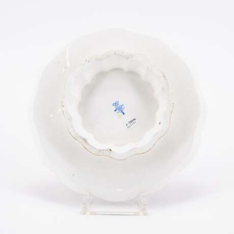 France. PORCELAIN SOLITAIRE WITH TENDRIL DECORATIONS AND DEEP BLUE GROUND - photo 3