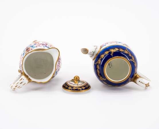 France. PORCELAIN SOLITAIRE WITH TENDRIL DECORATIONS AND DEEP BLUE GROUND - фото 12