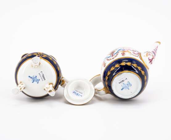 France. PORCELAIN SOLITAIRE WITH TENDRIL DECORATIONS AND DEEP BLUE GROUND - фото 13