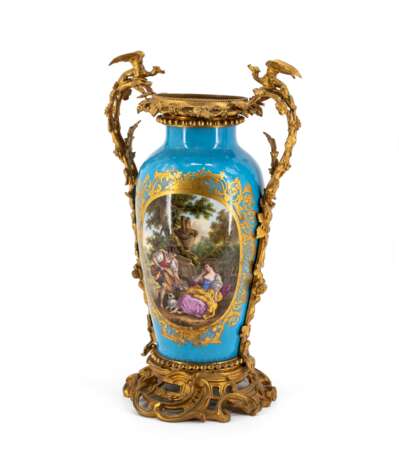 Frankreich. Große Vase mit Türkisfond, Parkszene und Bronzemontierungen - Foto 1