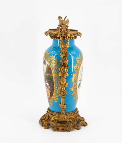 France. LARGE PORCELAIN VASE WITH TURQUOISE GROUND, PARK SCENE AND BRONZE MOUNTINGS - фото 2