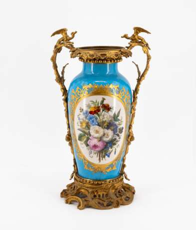 France. LARGE PORCELAIN VASE WITH TURQUOISE GROUND, PARK SCENE AND BRONZE MOUNTINGS - photo 3