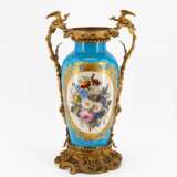 France. LARGE PORCELAIN VASE WITH TURQUOISE GROUND, PARK SCENE AND BRONZE MOUNTINGS - photo 3
