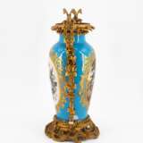 France. LARGE PORCELAIN VASE WITH TURQUOISE GROUND, PARK SCENE AND BRONZE MOUNTINGS - photo 4