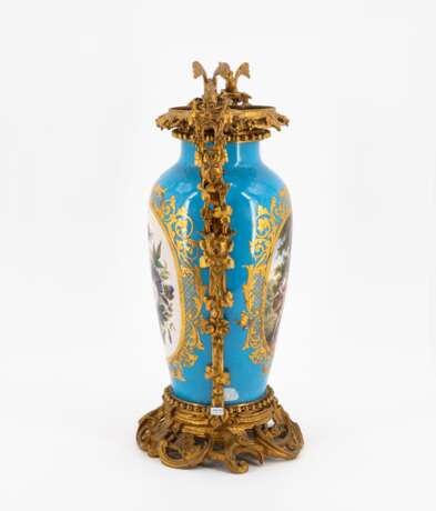 France. LARGE PORCELAIN VASE WITH TURQUOISE GROUND, PARK SCENE AND BRONZE MOUNTINGS - фото 4