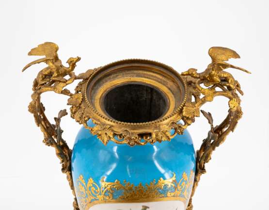 France. LARGE PORCELAIN VASE WITH TURQUOISE GROUND, PARK SCENE AND BRONZE MOUNTINGS - photo 5
