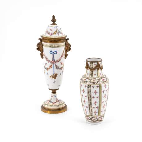France. TWO SMALL PORCELAIN VASES WITH FLOWER GARLANDS AND SMALL BLOSSOMS - photo 1