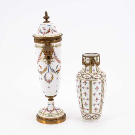 France. TWO SMALL PORCELAIN VASES WITH FLOWER GARLANDS AND SMALL BLOSSOMS - photo 2