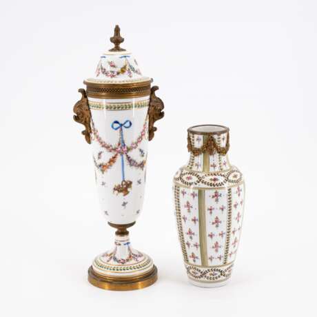 France. TWO SMALL PORCELAIN VASES WITH FLOWER GARLANDS AND SMALL BLOSSOMS - photo 3