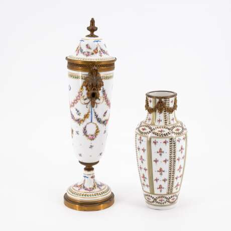 France. TWO SMALL PORCELAIN VASES WITH FLOWER GARLANDS AND SMALL BLOSSOMS - photo 4