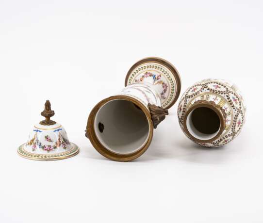 France. TWO SMALL PORCELAIN VASES WITH FLOWER GARLANDS AND SMALL BLOSSOMS - photo 5