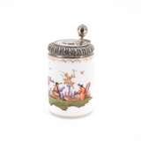 Meissen. 'WALZENKRUG' PORCELAIN TANKARD WITH MOUND BASE AND CHINOISERIES - photo 1