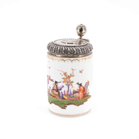 Meissen. 'WALZENKRUG' PORCELAIN TANKARD WITH MOUND BASE AND CHINOISERIES - фото 1
