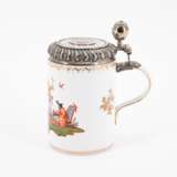Meissen. 'WALZENKRUG' PORCELAIN TANKARD WITH MOUND BASE AND CHINOISERIES - фото 2