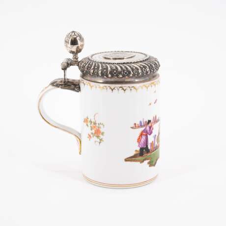 Meissen. 'WALZENKRUG' PORCELAIN TANKARD WITH MOUND BASE AND CHINOISERIES - фото 4