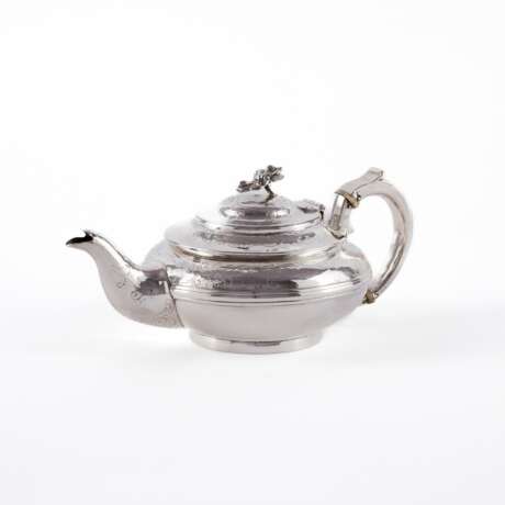 Richard Pearce & George Burrows. GEORGE IV SILVER TEAPOT WITH FLORAL KNOB - фото 1