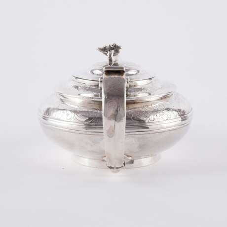 Richard Pearce & George Burrows. GEORGE IV SILVER TEAPOT WITH FLORAL KNOB - photo 2