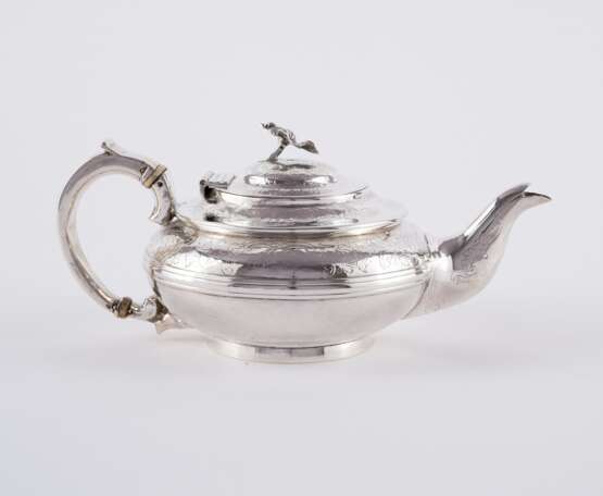 Richard Pearce & George Burrows. GEORGE IV SILVER TEAPOT WITH FLORAL KNOB - photo 3