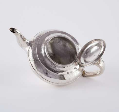 Richard Pearce & George Burrows. GEORGE IV SILVER TEAPOT WITH FLORAL KNOB - photo 5