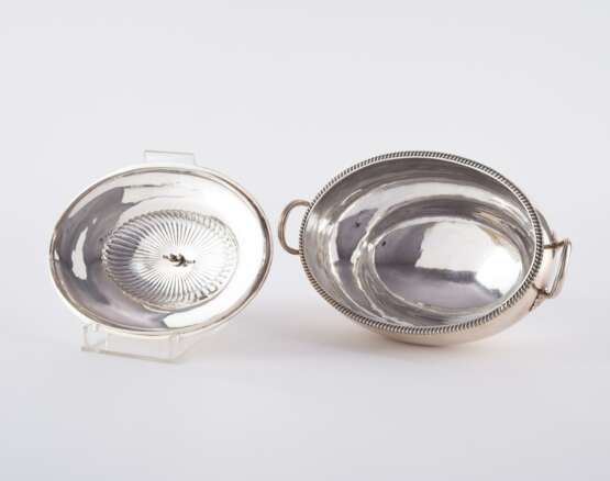 London. SILVER TUREEN AND OVAL PLATTER - photo 7