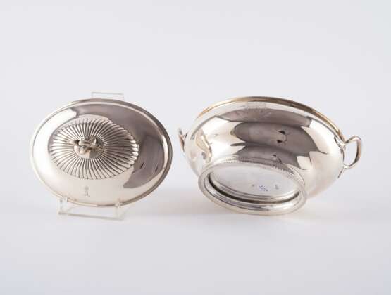 London. SILVER TUREEN AND OVAL PLATTER - photo 8