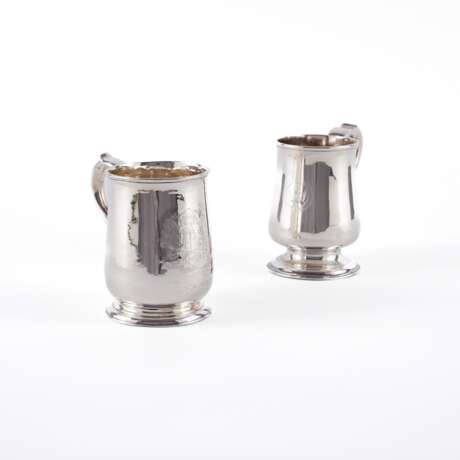 TWO SILVER TANKARDS WITH ENGRAVED DECORATION - photo 1