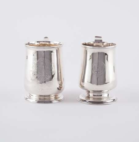 TWO SILVER TANKARDS WITH ENGRAVED DECORATION - photo 2