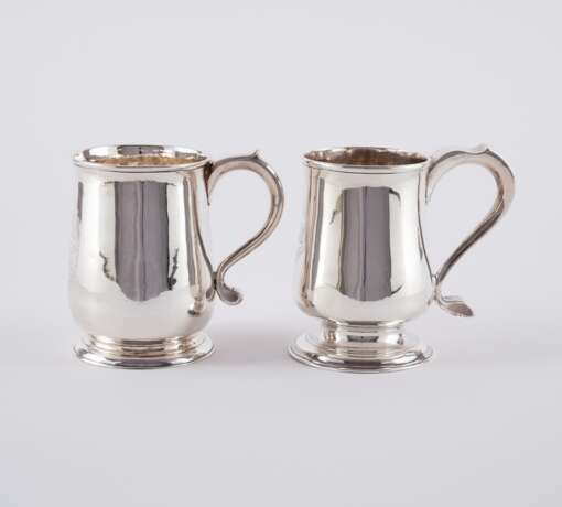 TWO SILVER TANKARDS WITH ENGRAVED DECORATION - photo 3