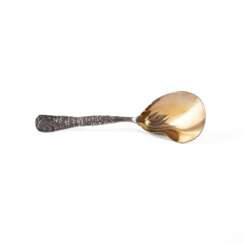 Tiffany & Co - zugeschrieben. LARGE SILVER BERRY SPOON WITH VINE DECOR