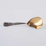 Tiffany & Co - zugeschrieben. LARGE SILVER BERRY SPOON WITH VINE DECOR - фото 2