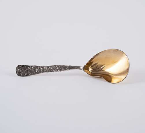 Tiffany & Co - zugeschrieben. LARGE SILVER BERRY SPOON WITH VINE DECOR - photo 2
