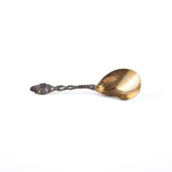 Tiffany & Co - zugeschrieben. 1 LARGE SILVER BERRY SPOON WITH STRAWBERRY DECOR