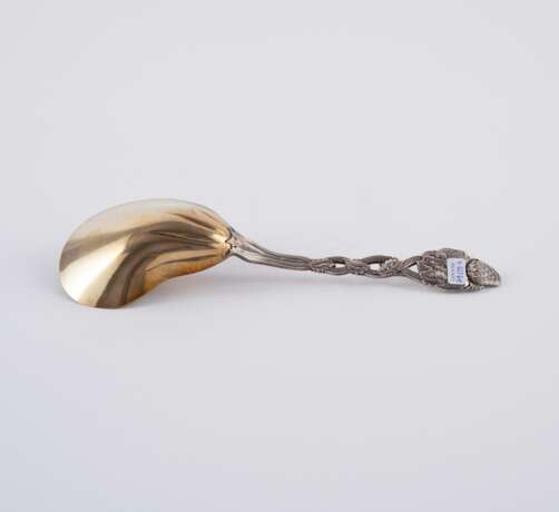 Tiffany & Co - zugeschrieben. 1 LARGE SILVER BERRY SPOON WITH STRAWBERRY DECOR - фото 3