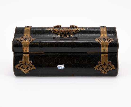 Wohl England. ELONGATED WOOD CASKET WITH BRASS FITTINGS AND GEOMETRIC VENEER - photo 3