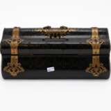 Wohl England. ELONGATED WOOD CASKET WITH BRASS FITTINGS AND GEOMETRIC VENEER - photo 3