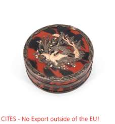 Wohl England. TORTOISESHELL TABATIERE WITH HUNTING MOTIF