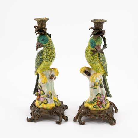 France. PAIR OF EXTRAORDINARY PORCELAIN CANDLESTICKS WITH PARROTS - фото 2